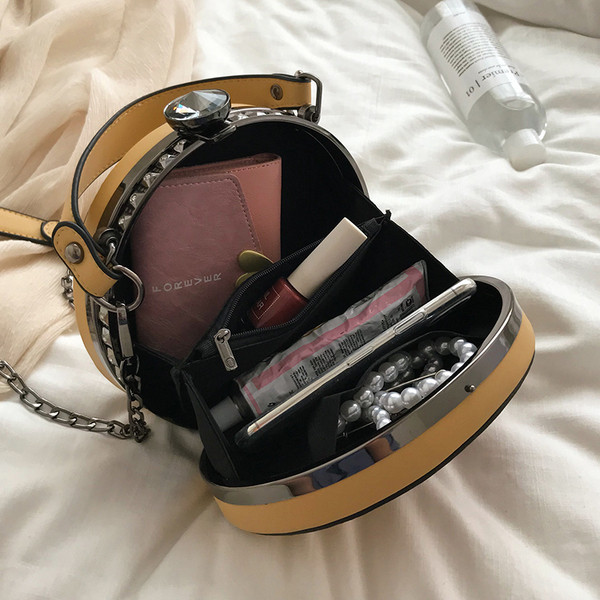 Stílusos kézitáska rátéttel és díszítő kövekkel több színben