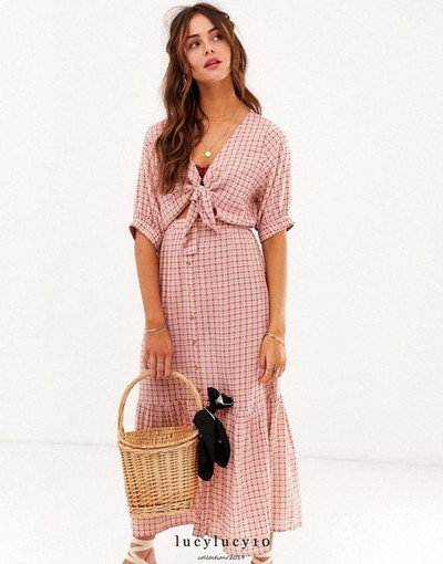 Rochie moderna in carouri cu nasturi si cravate