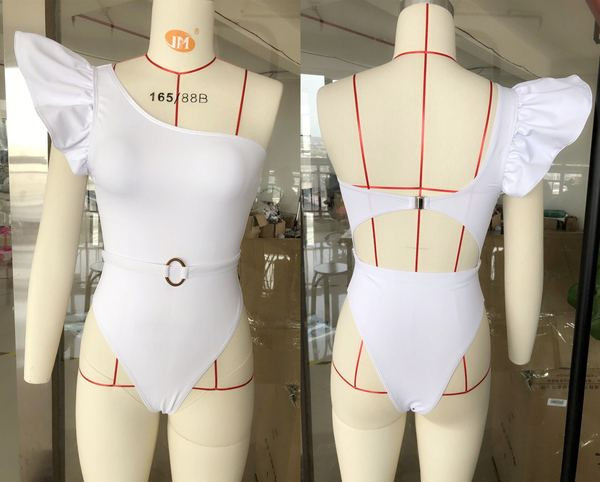 Costum de baie complet elegant, cu o curea și curea în alb, negru și roz