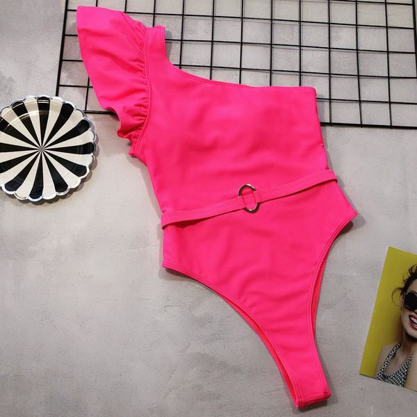 Costum de baie complet elegant, cu o curea și curea în alb, negru și roz