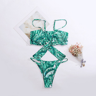 Jelenlegi kétrészes fürdőruha, zöld virágos motívumokkal