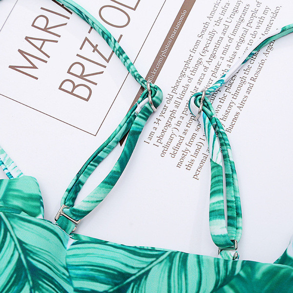 Jelenlegi kétrészes fürdőruha, zöld virágos motívumokkal