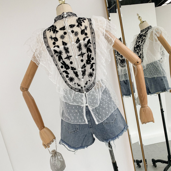 Stílusos női felső, fehér és fekete hímzéssel