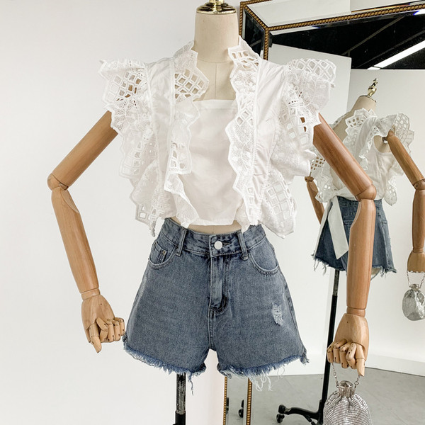 Modern női felső csipkével, fehér és fekete színben