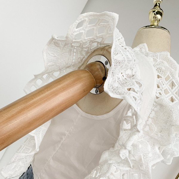 Modern női felső csipkével, fehér és fekete színben