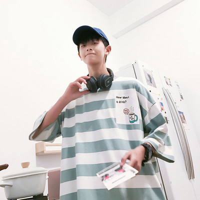 Csíkos férfi póló széles modell, több színben rátéttel