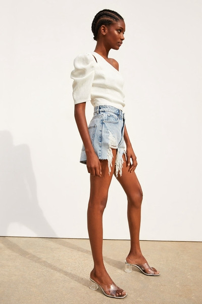 Aktuális női rövid farmer szakadt motívumokkal, kék színben