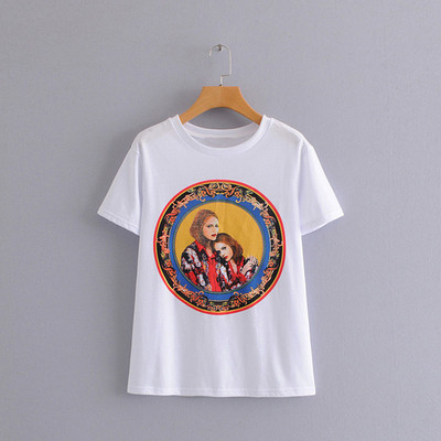 Rövid ujjú, fehér színű, rátéttel ellátott női póló