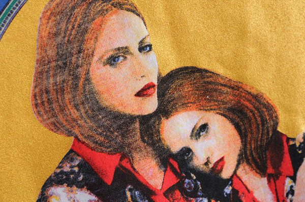 Rövid ujjú, fehér színű, rátéttel ellátott női póló