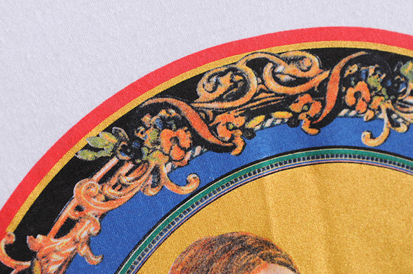 Rövid ujjú, fehér színű, rátéttel ellátott női póló