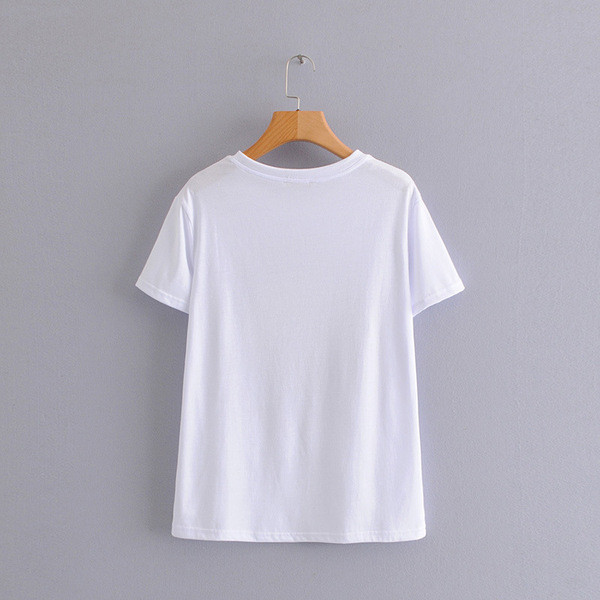 Rövid ujjú, fehér színű, rátéttel ellátott női póló