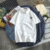 Férfi póló gallérral és fekete-fehér hímzéssel