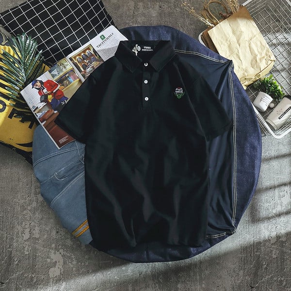 Férfi póló gallérral és fekete-fehér hímzéssel