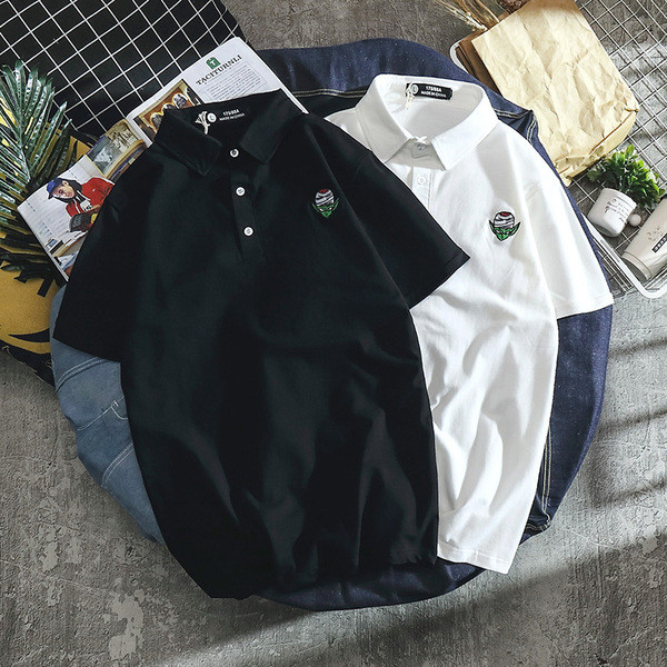 Férfi póló gallérral és fekete-fehér hímzéssel