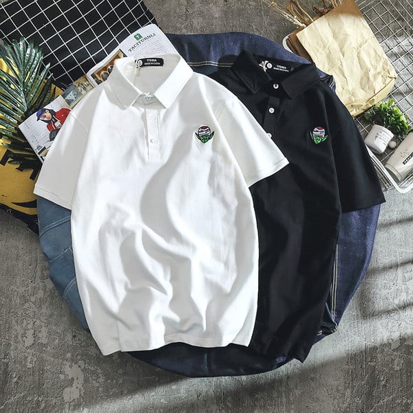 Férfi póló gallérral és fekete-fehér hímzéssel