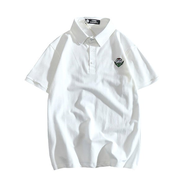 Férfi póló gallérral és fekete-fehér hímzéssel