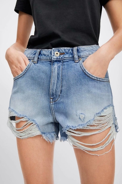 Női rövid farmer szakadt motívumokkal, világoskék színben