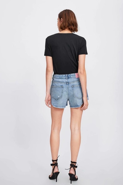 Női rövid farmer szakadt motívumokkal, világoskék színben