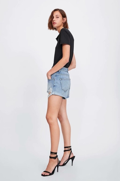 Női rövid farmer szakadt motívumokkal, világoskék színben