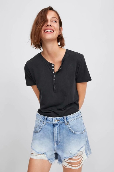 Női rövid farmer szakadt motívumokkal, világoskék színben