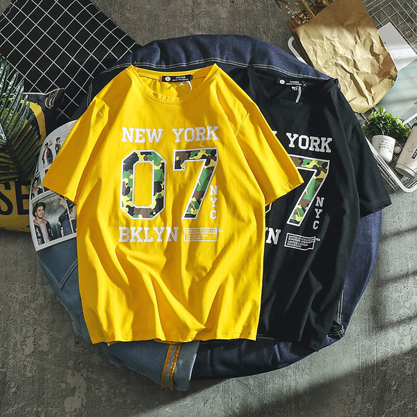 Alkalmi férfi póló fekete, kék és sárga mintával