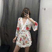 Γυναικεία ολόσωμη φόρμα με λαιμόκοψη V και λουλουδάτο σχέδιο