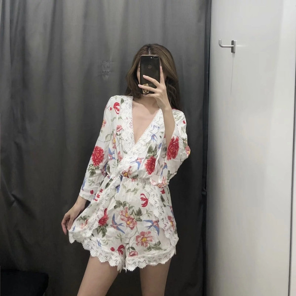 Γυναικεία ολόσωμη φόρμα με  λαιμόκοψη V και λουλουδάτο σχέδιο