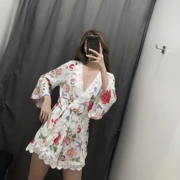 Γυναικεία ολόσωμη φόρμα με  λαιμόκοψη V και λουλουδάτο σχέδιο