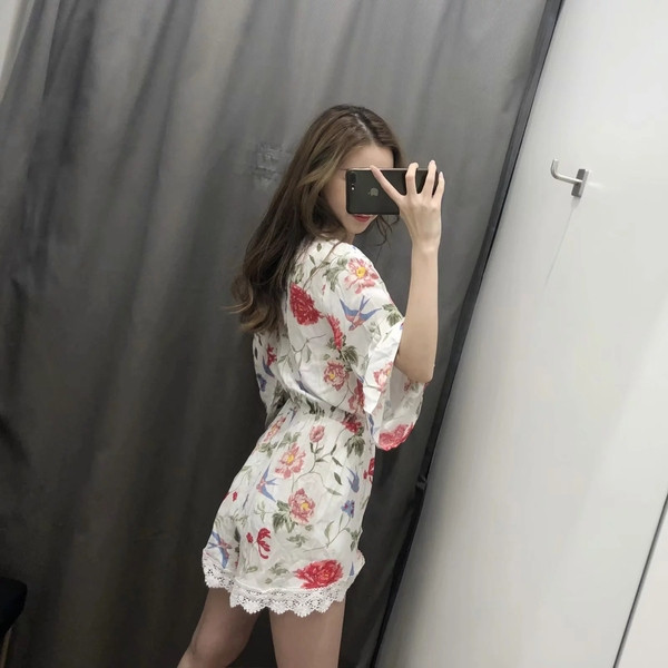 Γυναικεία ολόσωμη φόρμα με  λαιμόκοψη V και λουλουδάτο σχέδιο