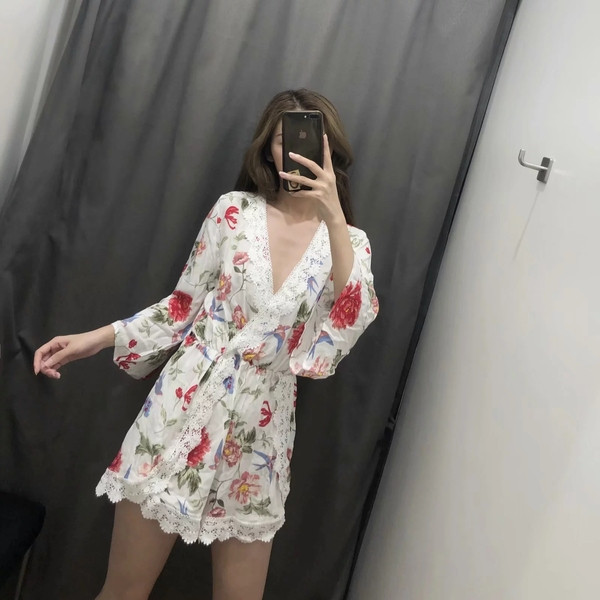 Γυναικεία ολόσωμη φόρμα με  λαιμόκοψη V και λουλουδάτο σχέδιο