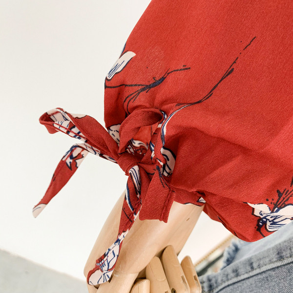 Virágmintás női blúz csupasz váll