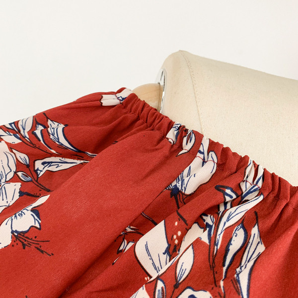 Virágmintás női blúz csupasz váll