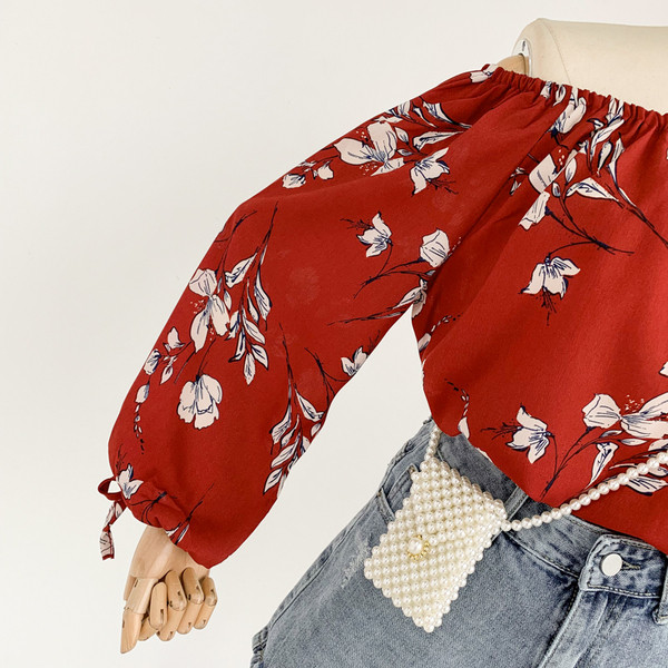 Virágmintás női blúz csupasz váll