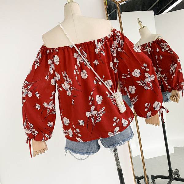 Virágmintás női blúz csupasz váll