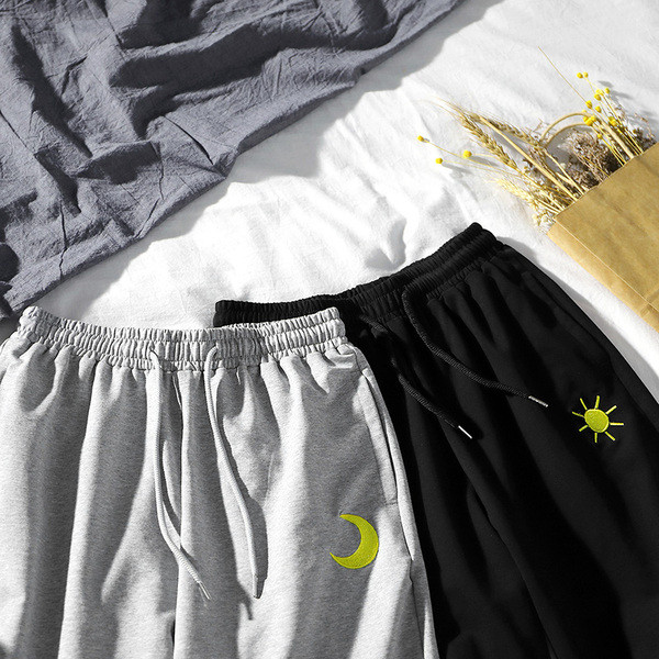 Alkalmi férfi rövidnadrág fekete és szürke hímzéssel