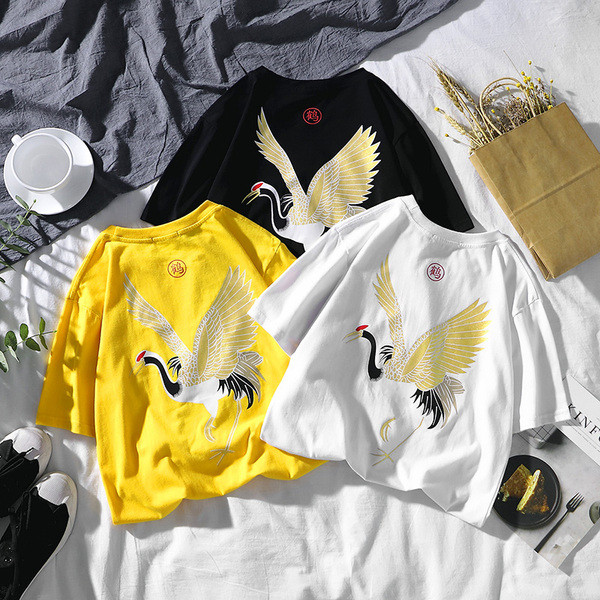 Tricou barbatesc cu imprimeu in negru, galben si alb