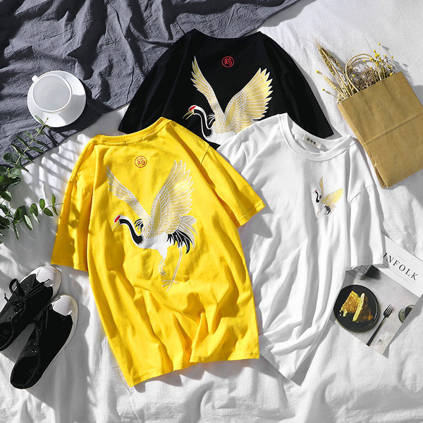 Tricou barbatesc cu imprimeu in negru, galben si alb