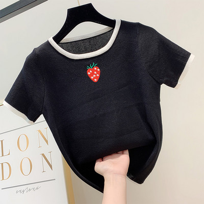 Rövid ujjú, hímzéssel ellátott női póló