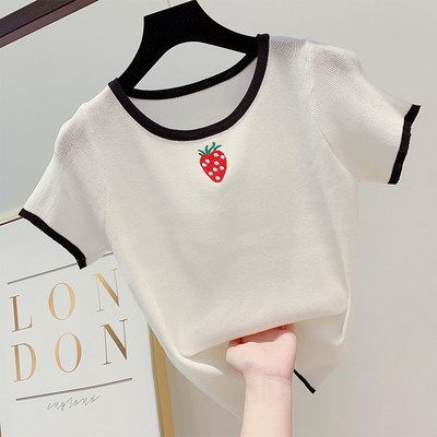 Rövid ujjú, hímzéssel ellátott női póló