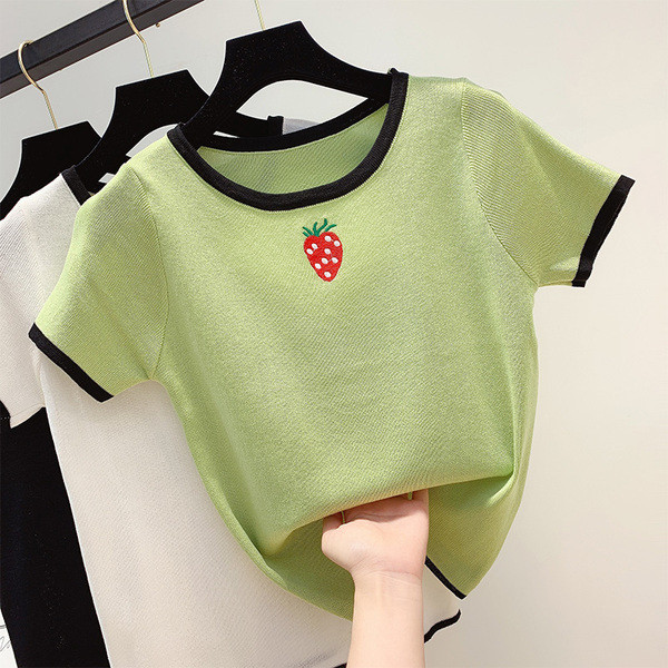 Rövid ujjú, hímzéssel ellátott női póló