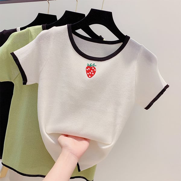 Rövid ujjú, hímzéssel ellátott női póló