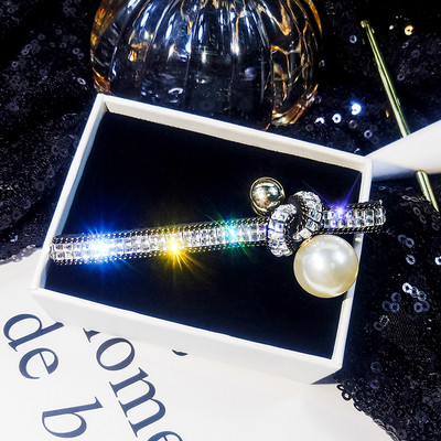 Agrafe de păr pentru femei - patru modele cu pietre