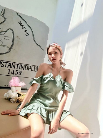 Modern női ruha csupasz vállú zöld színben