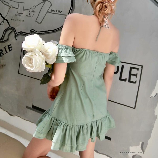 Modern női ruha csupasz vállú zöld színben