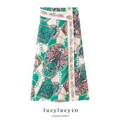 Hosszú női szoknya gombokkal és nyomattal