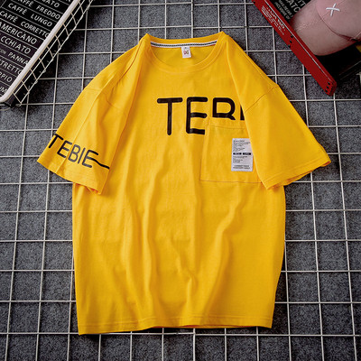 Férfi póló felirattal és zsebbel fekete, fehér és sárga színben