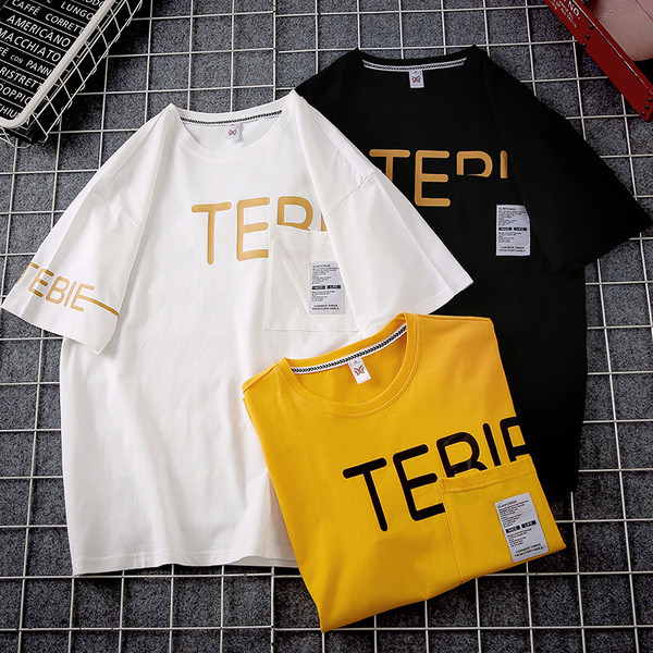 Férfi póló felirattal és zsebbel fekete, fehér és sárga színben