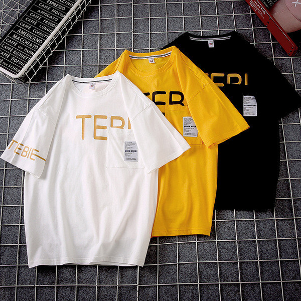 Férfi póló felirattal és zsebbel fekete, fehér és sárga színben