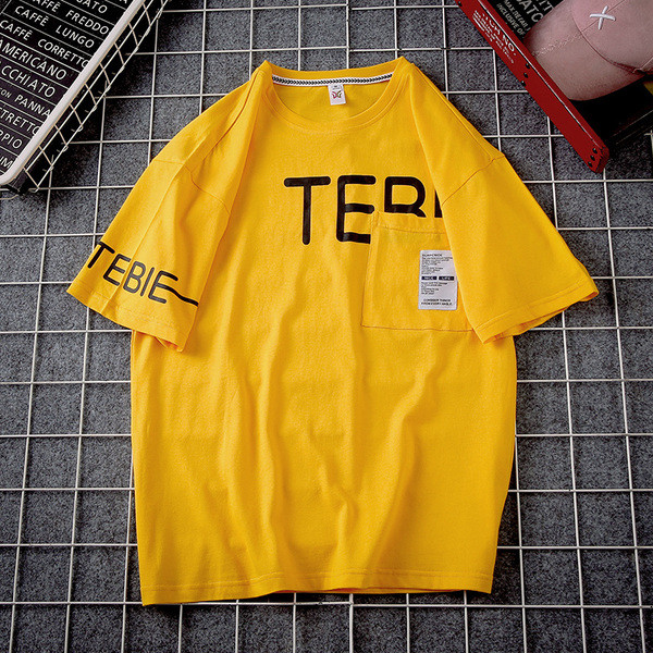 Férfi póló felirattal és zsebbel fekete, fehér és sárga színben