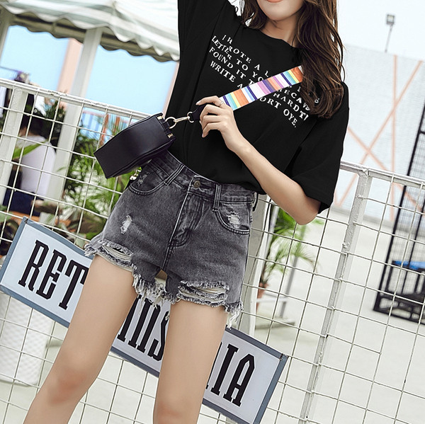 Szürke szakadt motívumokkal ellátott rövid női farmer